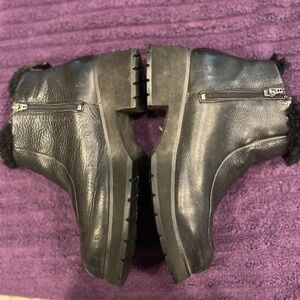 Ladies UGG Sheepskin Leather Chunky Heel Ankle Boot’s Size 9